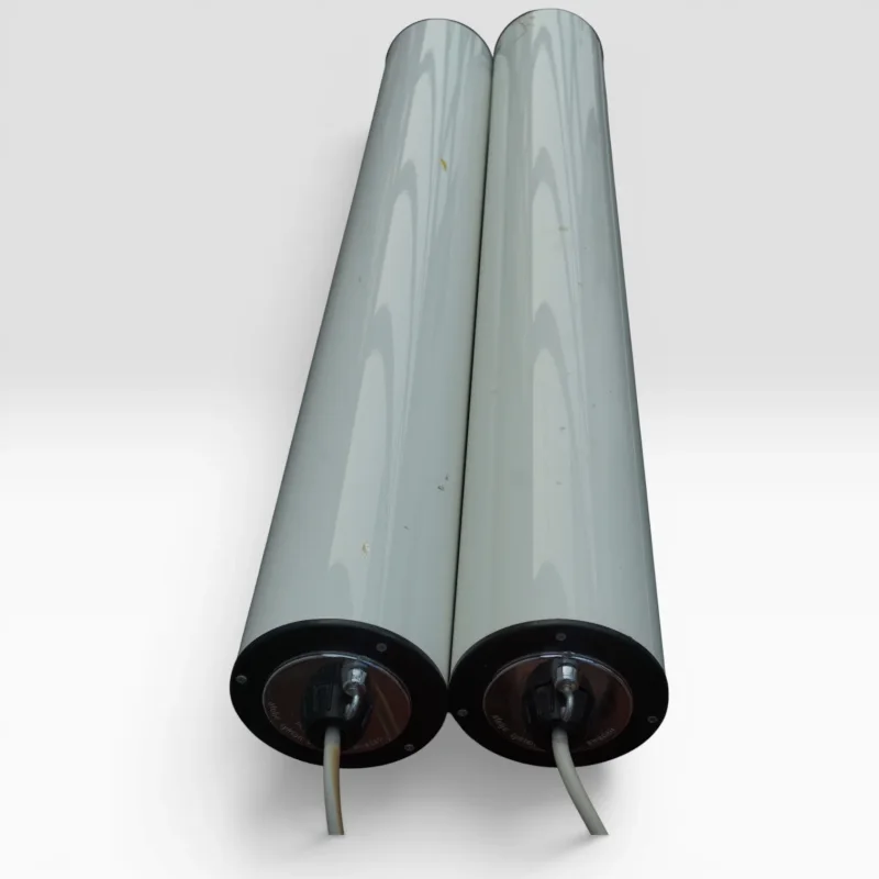 Gesamtansicht des Paares Ateljé Lyktan Supertube Pendelleuchten, 70 cm lange weiße Aluminiumzylinderröhren mit schwarzen Endkappen, Herstelleretiketten sichtbar, Schweden 1974–1978