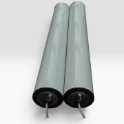 Gesamtansicht des Paares Ateljé Lyktan Supertube Pendelleuchten, 70 cm lange weiße Aluminiumzylinderröhren mit schwarzen Endkappen, Herstelleretiketten sichtbar, Schweden 1974–1978