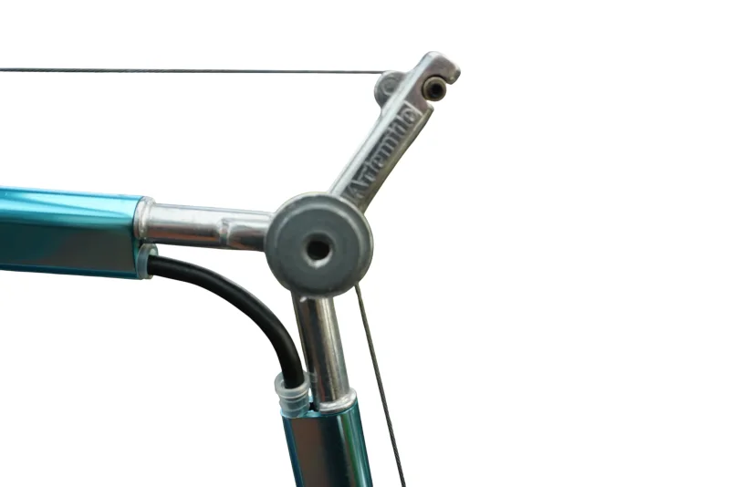 Zweigliedriger Gelenkarm petrolfarben eloxiert Artemide Tolomeo Spannseilsystem