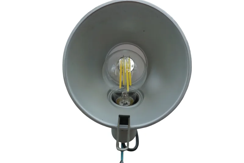 Artemide Tolomeo mit LED Filamentlampe eingesetzt E27 betriebsbereit