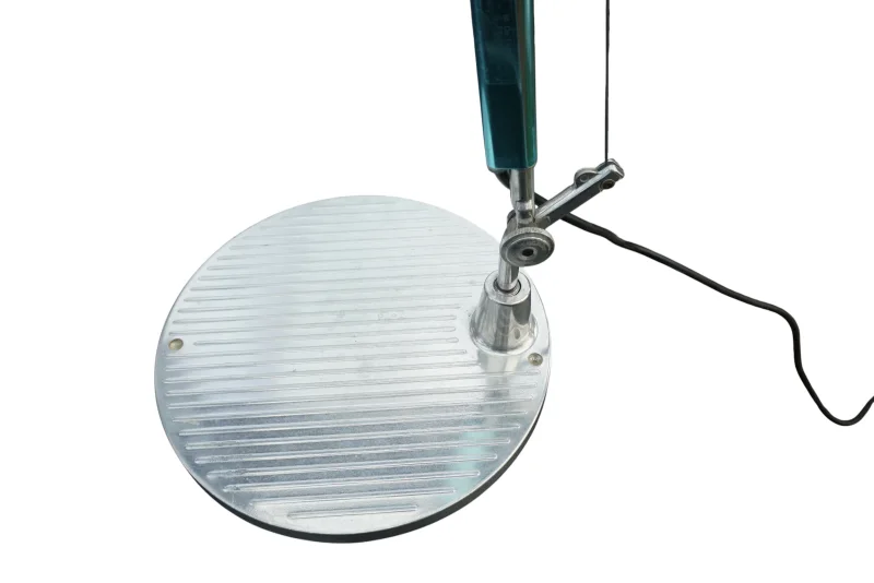 Petrol Türkis eloxiertes Aluminium Nahaufnahme Artemide Tolomeo seltene Farbvariante