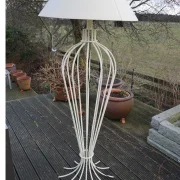 Vintage Stehleuchte Jean Royère Mille Patte Stil Gesamtansicht cremeweißes Eisen