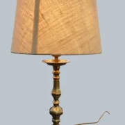 Einar Bäckström Tischlampe 7212 eingeschaltet diffuses warmes Licht Messing