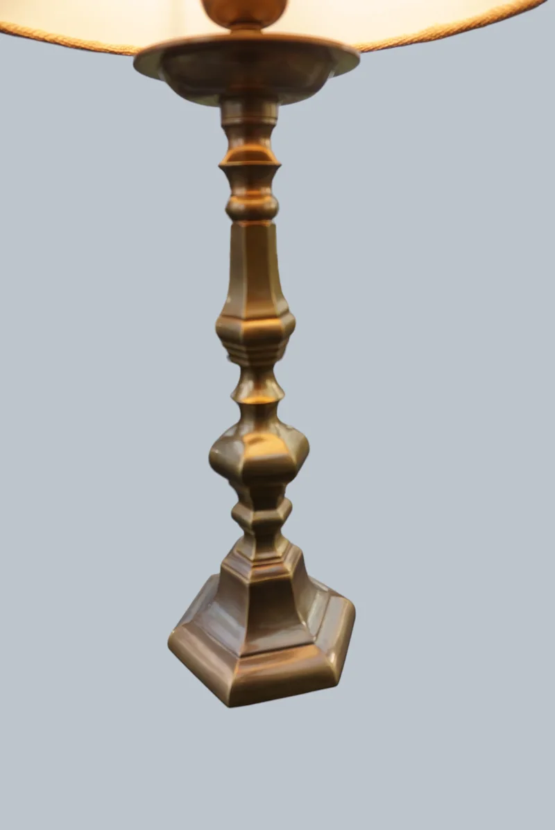 Hexagonaler Stufenfuß Einar Bäckström Tischlampe 7212 patiniertes Messing