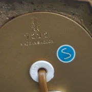 Eingeprägte Signatur EB 7212 Made in Sweden Unterseite Bäckström Tischlampe