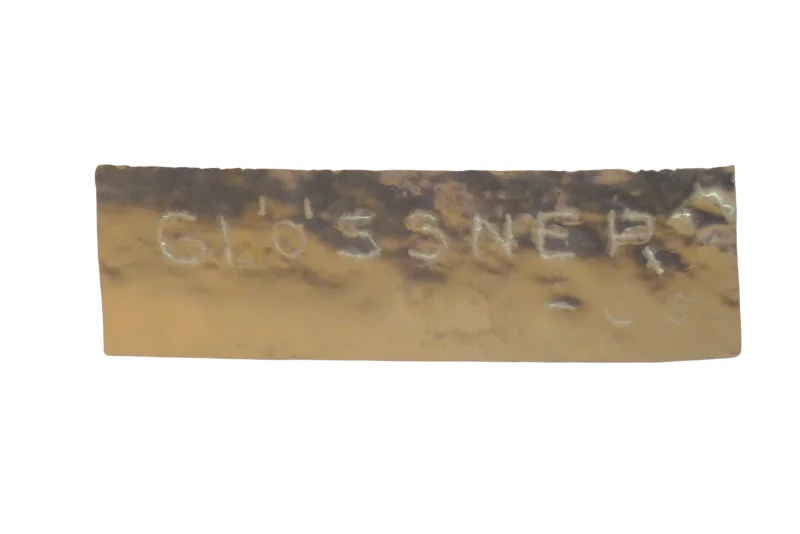 Geätzte Herstellersignatur Glössner Co am unteren Glasrand Wandleuchte
