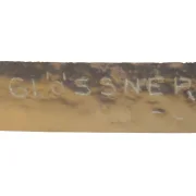 Geätzte Herstellersignatur Glössner Co am unteren Glasrand Wandleuchte