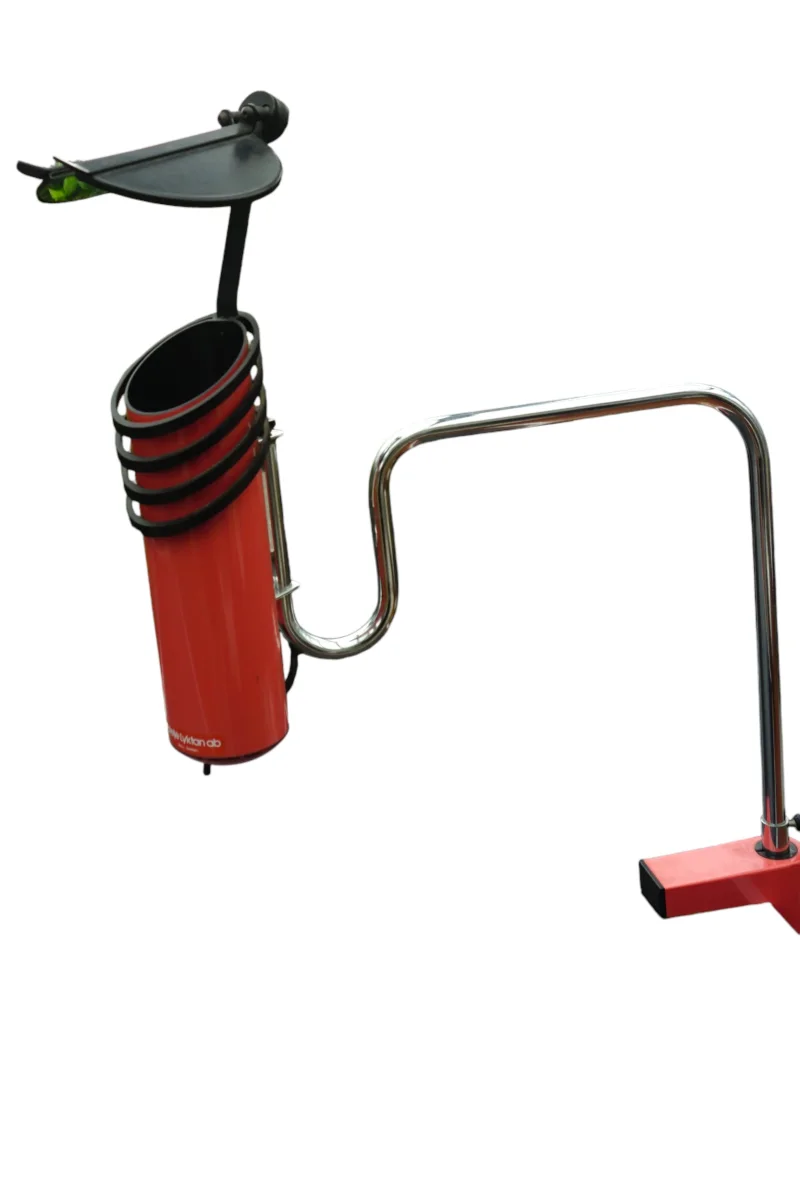 Ateljé Lyktan Skarabé clamp lamp side view, original manufacturer label visible, salmon cylinder with black ribbed rings