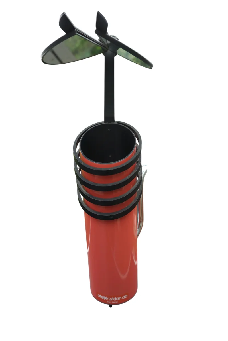Ateljé Lyktan Skarabé cylindrical head with black ribbed rings and dual adjustable glass reflector mirrors, front view