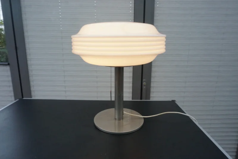 Temde Space-Age Tischleuchte opalweißes Glas Metall 1970er Gesamtansicht